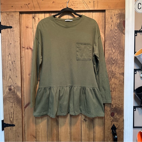Zara Tops - Zara long sleeved ruffle top. EUC Size Large